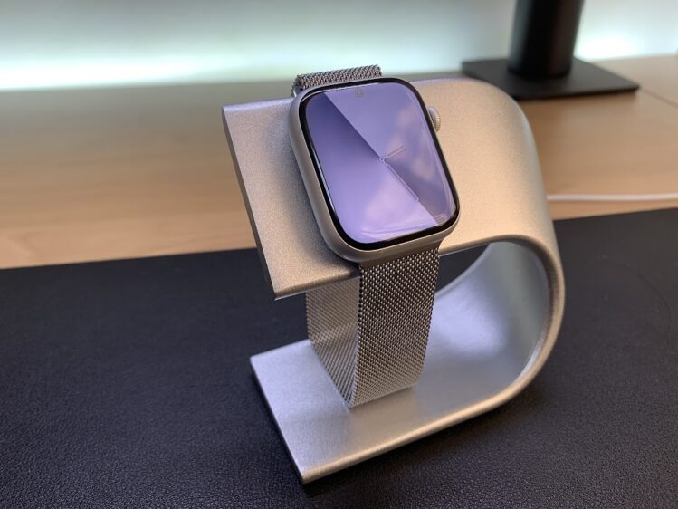 金属の上に乗っているApple Watch